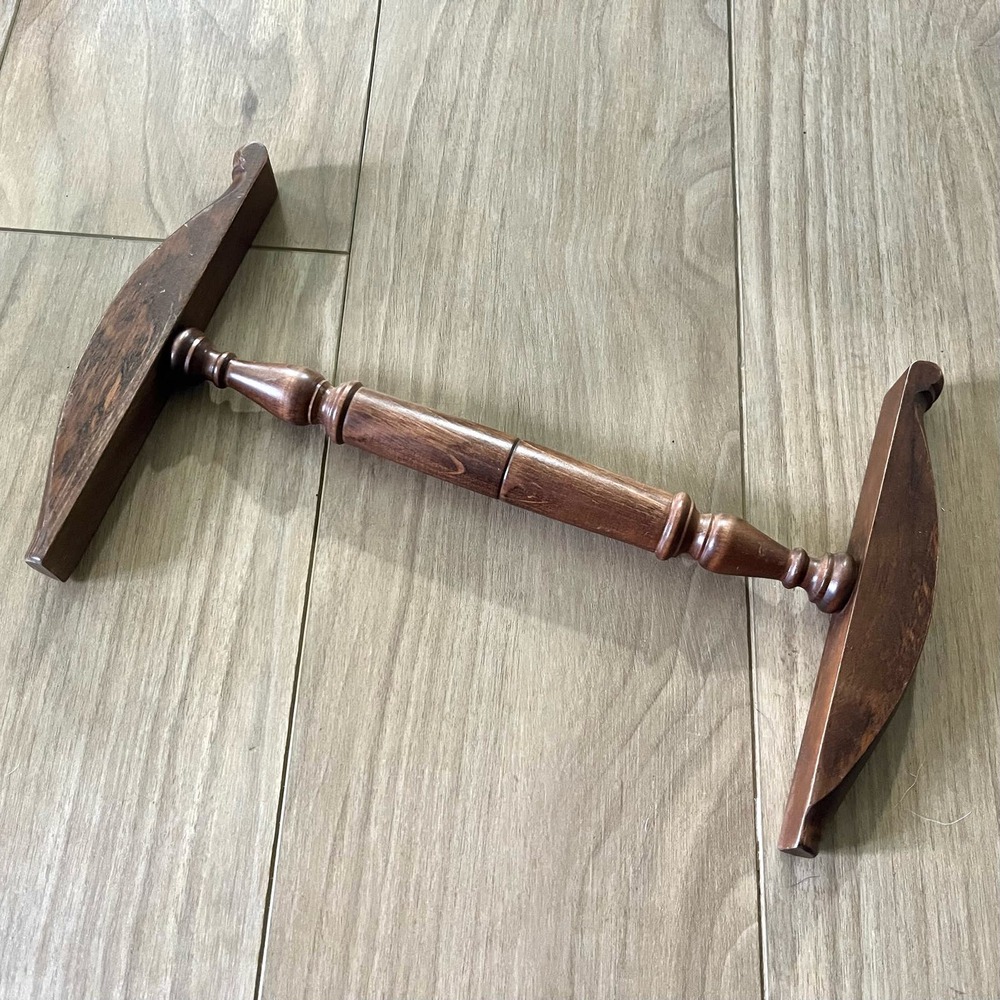 Kromski Niddy Noddy, Medium 48” skein, 9.5” shaft, Mahogany finish
